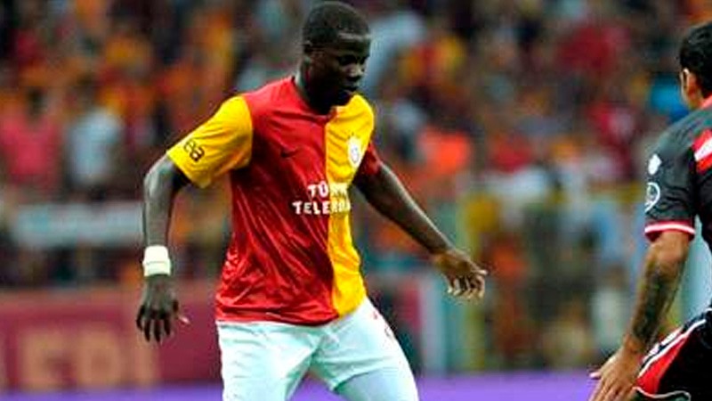 Obrancu Galatasarayu Ebouheho napadli fanúšikovia Beiktasu 
